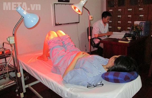Sử dụng đèn hồng ngoại trong điều trị bệnh.