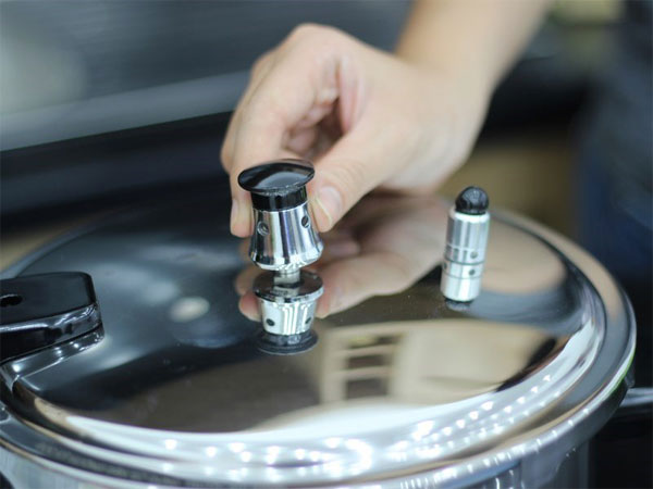 Tháo van áp suất để xì hơi