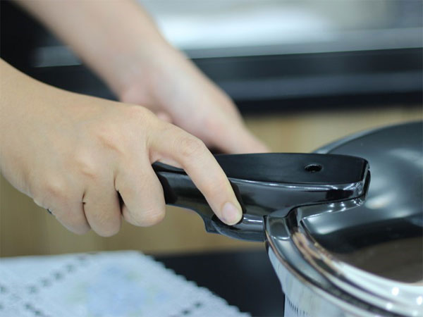 Mở nắp nồi áp suất