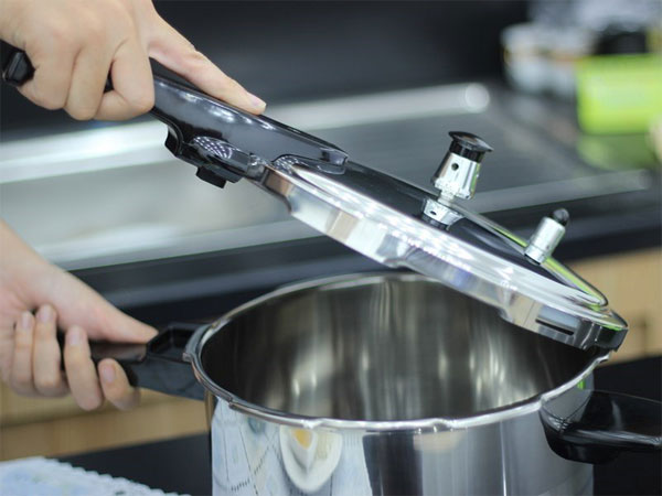 Vặn mở tay cầm nồi áp suất