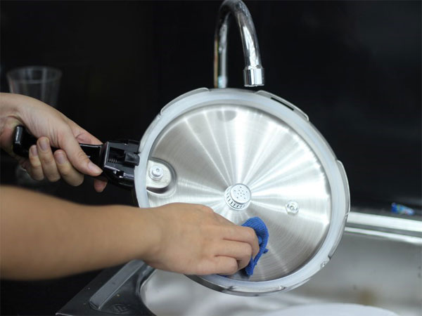 Vệ sinh vung nồi áp suất