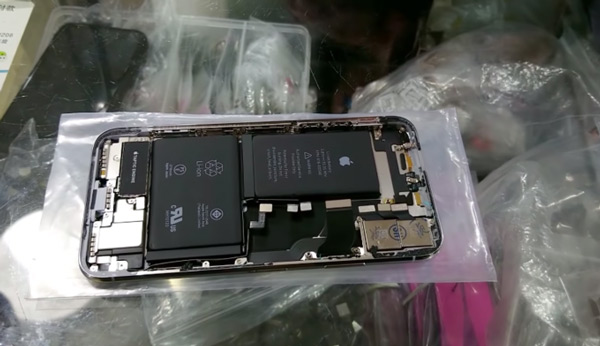 Phần nắp lưng máy kèm sẵn bo mạch quản lý, hai viên pin ghép thành hình chữ L