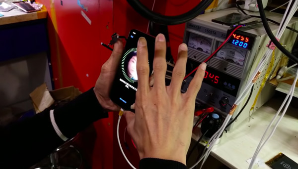 Nikolay Tanev kiểm tra các tính năng như FaceID, camera, la bàn... trên máy