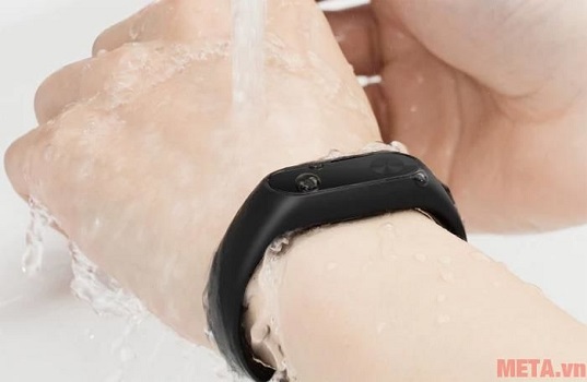 Vòng đeo tay Xiaomi Miband 2 đạt chuẩn chống nước, chống bụi IP67.