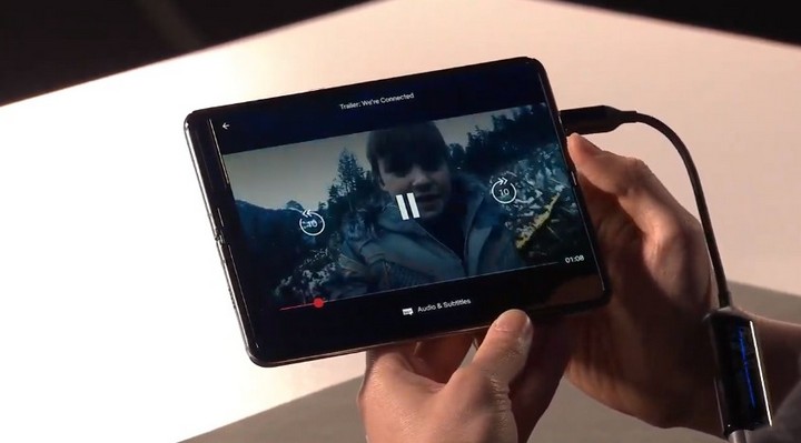 Trải nghiệm xem video trên màn hình 7.3 inch