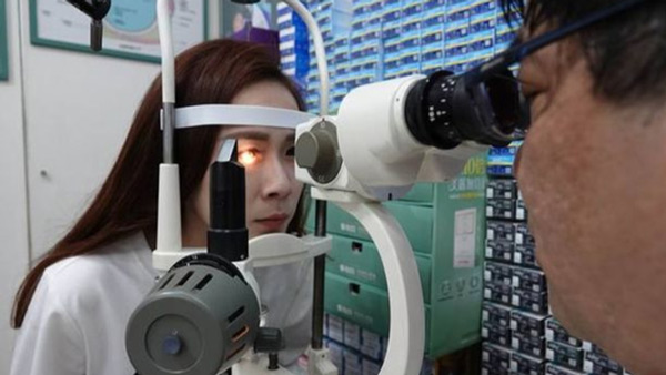 Khi soi giác mạc của cô gái, các bác sĩ phải thốt lên rằng, chúng như bị nướng chín trong lò vi sóng