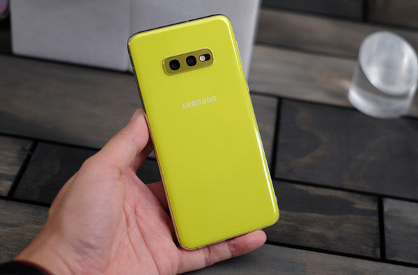 Ảnh thực tế của Galaxy S10e 4