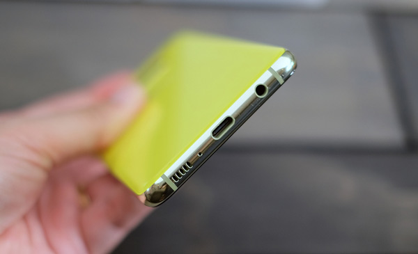 Ảnh thực tế của Galaxy S10e 5