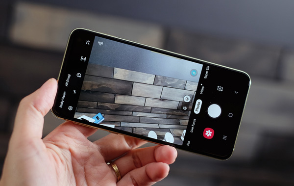 Ảnh thực tế của Galaxy S10e 9