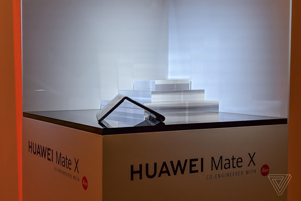 Huawei Mate X, smartphone màn hình gập 4