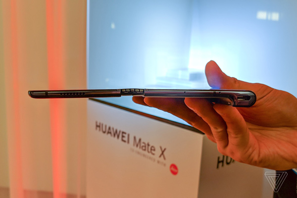 Phần còn lại của máy chỉ chứa màn hình và pin nên Huawei Mate X có thể đạt được độ mỏng nhất định
