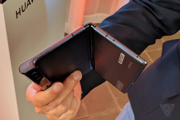 Huawei Mate X cũng được trang bị 2 viên pin độc lập trong máy