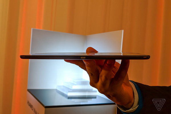 Huawei Mate X, smartphone màn hình gập 1