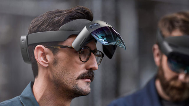 Cũng phải kể đến một cải tiến đáng chú ý khác trên HoloLens 2 đó là khả năng theo dõi chuyển động của mắt.