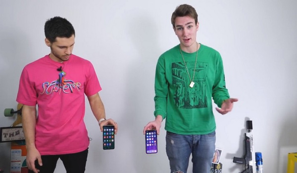 Thử thách đầu tiên là thả rơi hai máy ở tư thế thẳng đứng ở độ cao ngang với túi quần