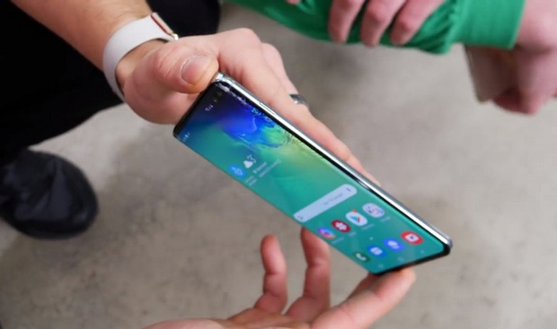 Galaxy S10+ xuất hiện một vài vết rạn nhỏ ở góc màn hình