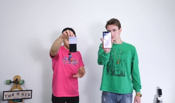 Thả rơi hai máy từ độ cao ngang đầu