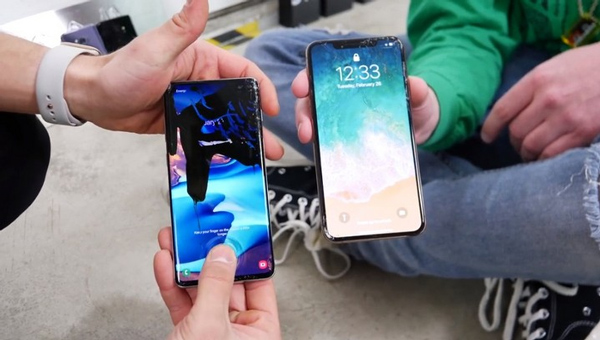 Chiếc Galaxy S10+ bị nhiều vết nứt, chảy mực màn hình