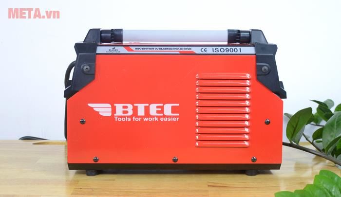Máy hàn inverter Btec TIG/MMA 215 Pro sản xuất theo công nghệ Nhật Bản, có công suất lớn tới 7,1kVA.