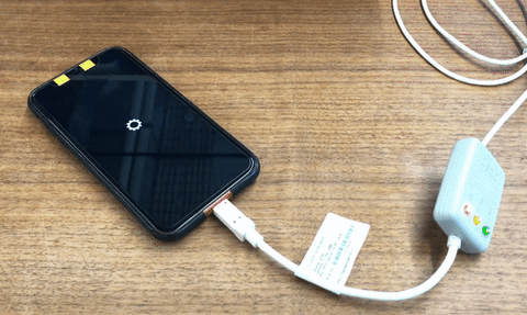 Một chiếc iPhone Prototype bị can thiệp bằng thiết bị chuyên dụng