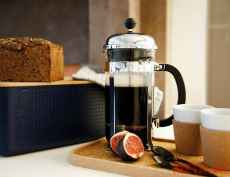 Bình pha cà phê kiểu Pháp French Press có thiết kế nhỏ gọn.