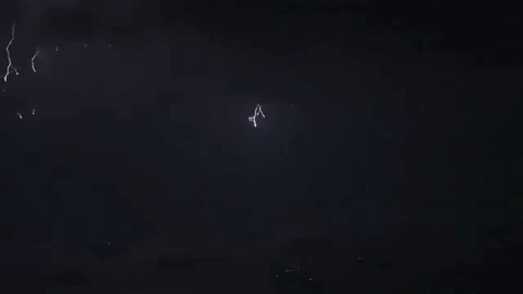 Với tốc độ cực chậm 28.500 khung hình/giây, tia sét trông chẳng khác gì “rễ cây” đang phát triển trên bầu trời rồi cắm xuống đất