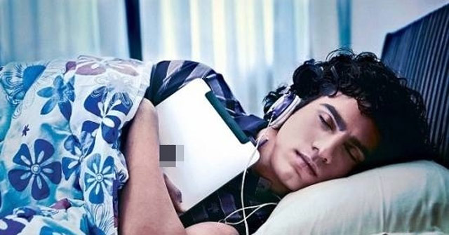 Đeo tai nghe nhạc khi đi ngu