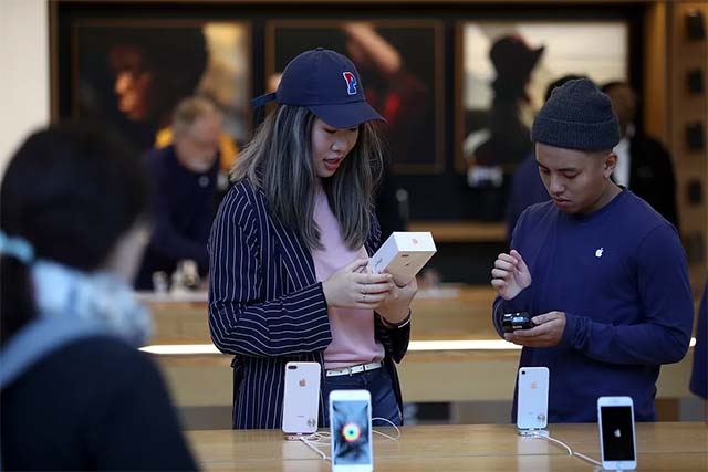 Trong nhiều trường hợp, những mẫu điện thoại có giá bán tăng cao về cơ bản là các sản phẩm thuộc phân khúc cao cấp, là tinh hoa của các hãng sản xuất.