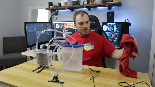 Trong lần hoạt động đầu tiên, vì phần keo dán không kín nên ở đáy hộp có nước rỉ ra