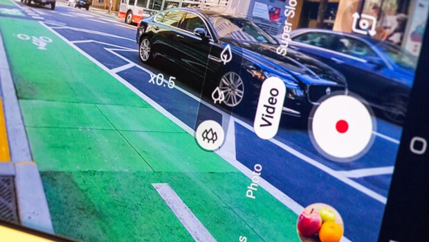 Chọn hình ảnh tele 2x nhấn vào hình một lá, chọn ống kính góc rộng tiêu chuẩn nhấn vào hình hai lá và cuối cùng chọn ống kính góc cực rộng chạm vào hình ba lá