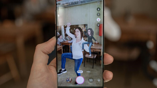 Công cụ AR Emoji trong Galaxy S10 Plus cho phép bạn tạo biểu tượng cảm xúc 3D của chính mình