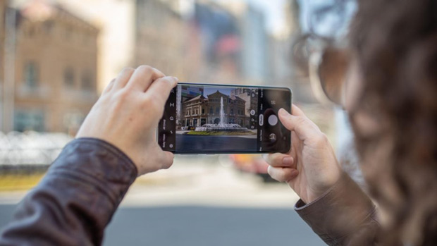 Để mở camera, người dùng có thể thực hiện bằng cách nhấp đúp vào nút nguồn