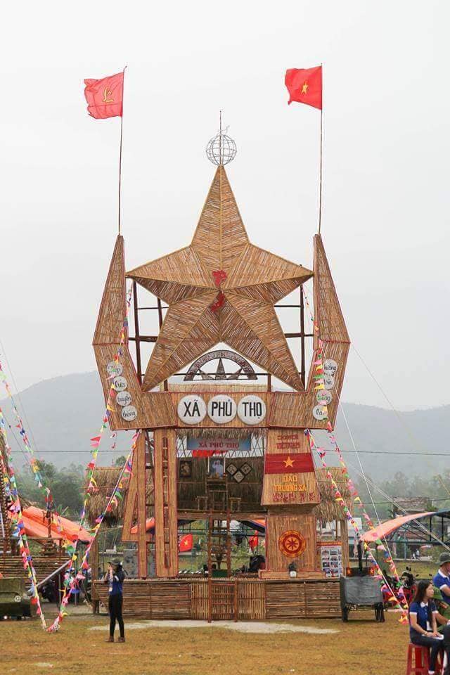 Cổng trại ngôi sao và bản đồ Việt Nam