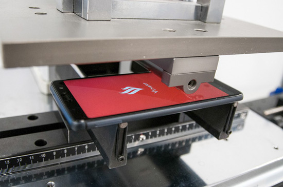 Để chứng tỏ khả năng “chịu đựng” của chiếc điện thoại khi ở trong túi người dùng, nó phải trải qua bài thử nghiệm về độ bền cơ khí với bài test ép-uốn