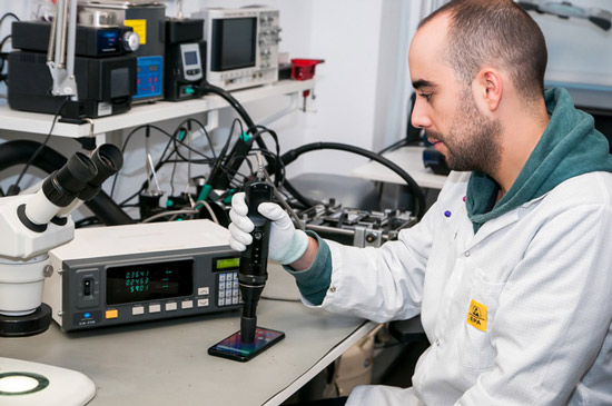 Hệ thống máy quét màn hình kiểm tra từng điểm ảnh trên màn hình điện thoại Vsmart