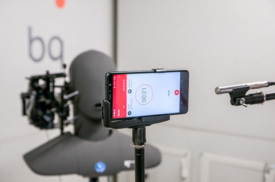 Khả năng ghi âm của hệ thống microphone trên Vsmart được kiểm định để so sánh với hệ thống ghi âm tham chiếu