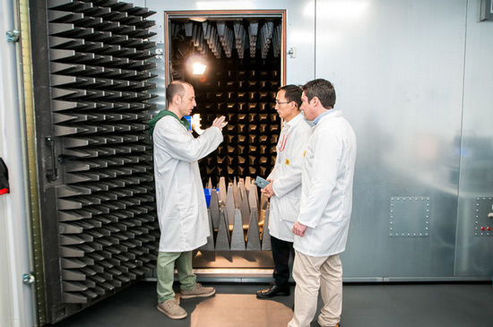 Phòng “chamber” - cách ly điện từ của BQ với bài kiểm tra chất lượng tín hiệu và đảm bảo độ an toàn về bức xạ sóng radio