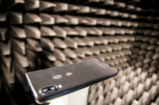 Những chiếc điện thoại Vsmart sẽ được đo tín hiệu và bức xạ điện từ tại phòng cách ly điện từ