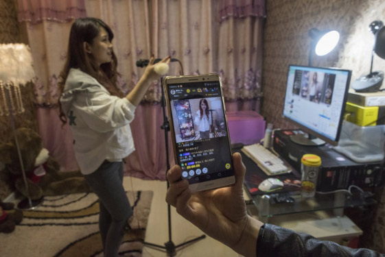 Mỗi lần livestream, Lu Mingming luôn phải tỏ ra vui vẻ