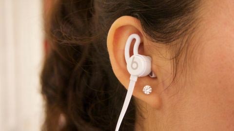 Đặc điểm gây ngạc nhiên nhấn trên BeatsX có lẽ là thời lượng pin