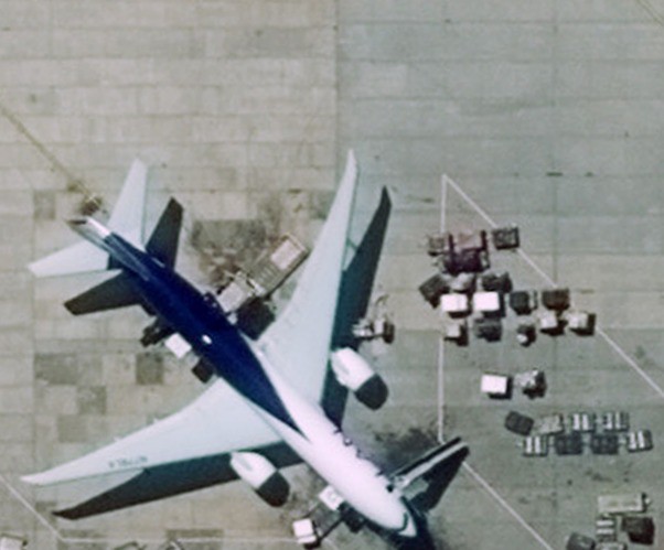 Ảnh thực tế từ một vệ tinh địa tĩnh chụp sân bay Santiago, toàn bộ hình ảnh này có độ phân giải 1 pixel.