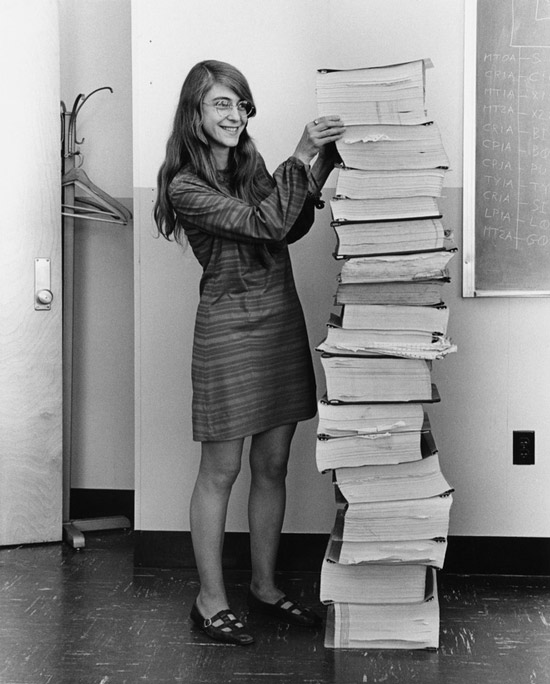Margaret Hamilton đứng cạnh bản in mã nguồn của hệ thống dẫn đường cho tên lửa Apollo