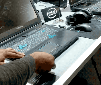 Bàn phím của Acer Predator Helios 700 có thể kéo dài theo chiều dọc