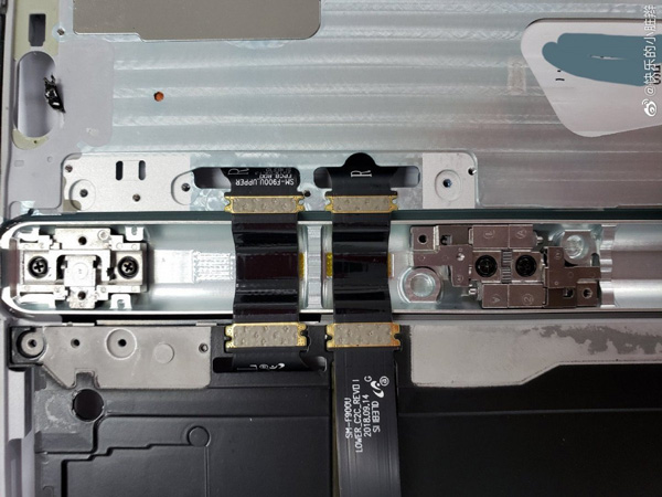 2 dải cáp flex được sử dụng để nối hai phần của màn hình với nhau