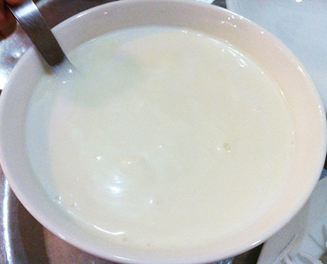 Cho sữa chua, nước cốt dừa, sữa ông thọ vào một bát lớn rồi trộn đều