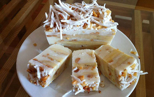 Lấy kem ra đĩa, dùng dao cắt kem chuối thành từng miếng vừa ăn