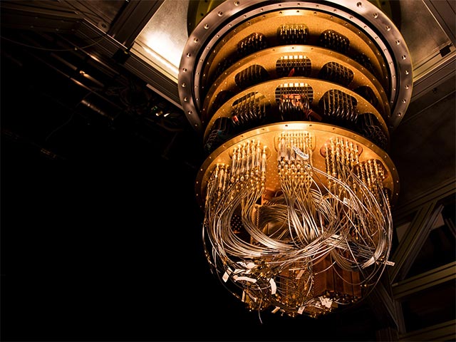 Công nghệ máy tính lượng tử được đề xuất phát triển lần đầu tiên vào năm 1982 bởi nhà vật lý học đã từng đoạt giải thưởng Nobel Richard Feynman