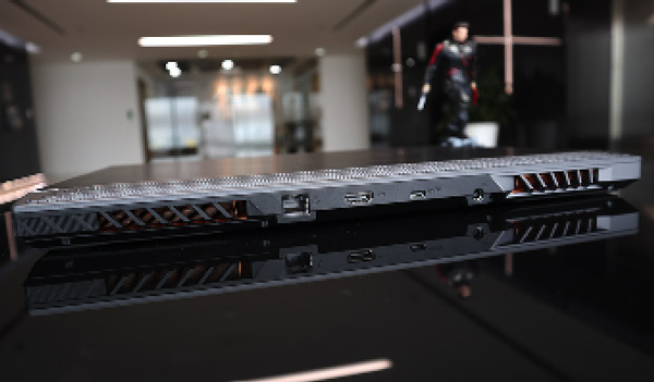 Mặt sau của máy