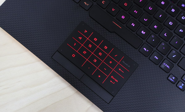 Touchpad máy được đặt ở giữa, có bàn phím số dạng cảm ứng