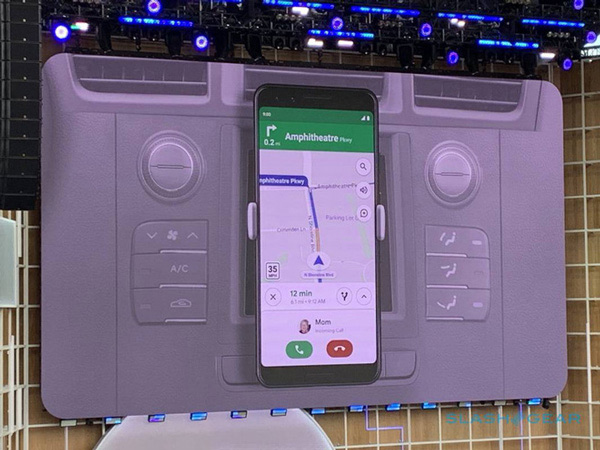 Bạn chỉ cần chạm vào bảng điều khiển để được chỉ dẫn thông qua Google Maps